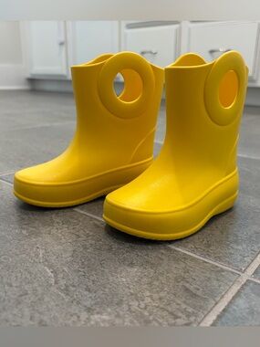 Toddler Okabashi “Kendall” rain boots, yellow, size 6T, fair used condition